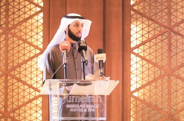 مطيع العجمي متحدثا خلال اللقاء ﻿
