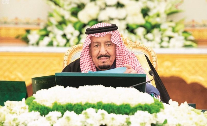 خادم الحرمين الشريفين الملك سلمان بن عبدالعزيز مترئسا جلسة مجلس الوزراء أمس	 (واس)﻿