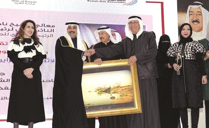 الشيخ صباح الناصر يتسلم لوحة تذكارية من عبدالرسول سلمان وأعضاء الفنون التشكيلية على هامش المهرجان﻿