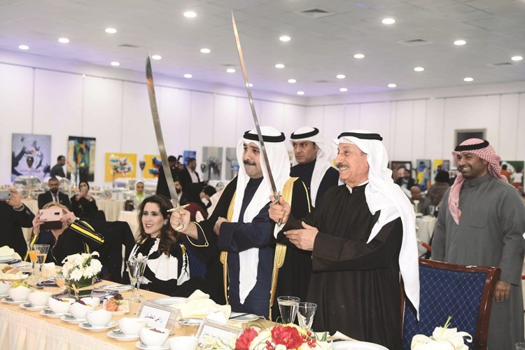 الشيخ صباح الناصر وعبدالرسول سلمان خلال أداء رقصة العرضة ﻿