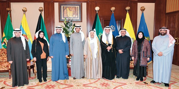 صاحب السمو الأمير الشيخ صباح الأحمد مستقبلا رئيس مجلس إدارة جمعية الشفافية ماجد المطيري وأعضاء مجلس الإدارة