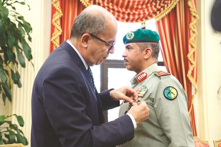 الكتروسي يقلد اللواء الركن فالح شجاع وسام القائد﻿