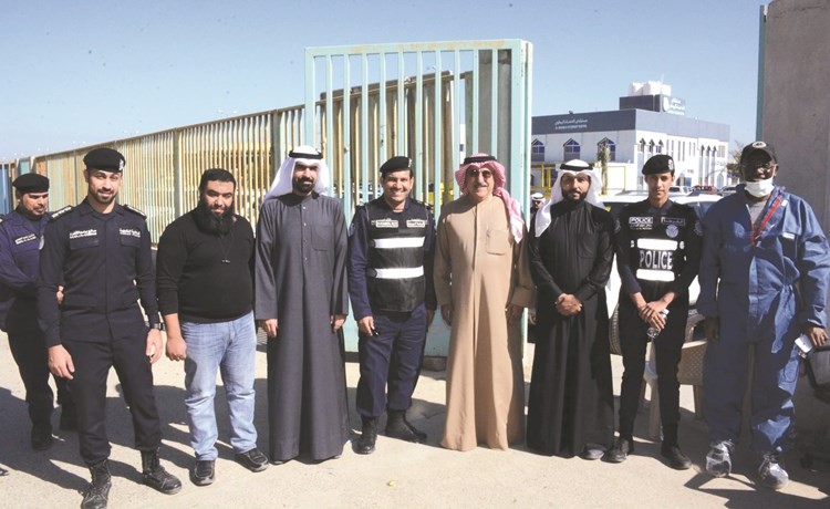 الشيخ محمد اليوسف متوسطا أعضاء الحملة	(محمد هاشم)﻿