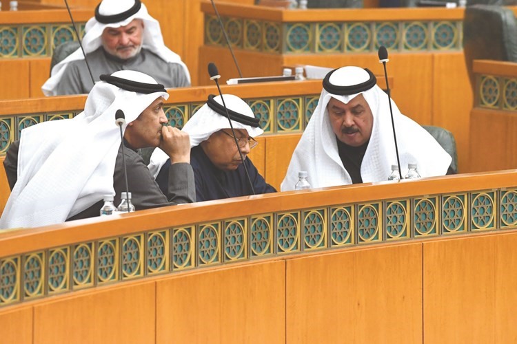الشيخ خالد الجراح متوسطا خلف دميثير وخالد العتيبي ﻿