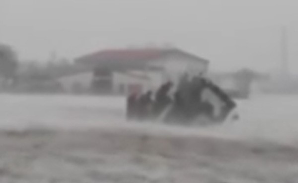 بالفيديو.. مروحية تتدخل لإنقاذ عالقين بسبب الفيضانات في إيطاليا