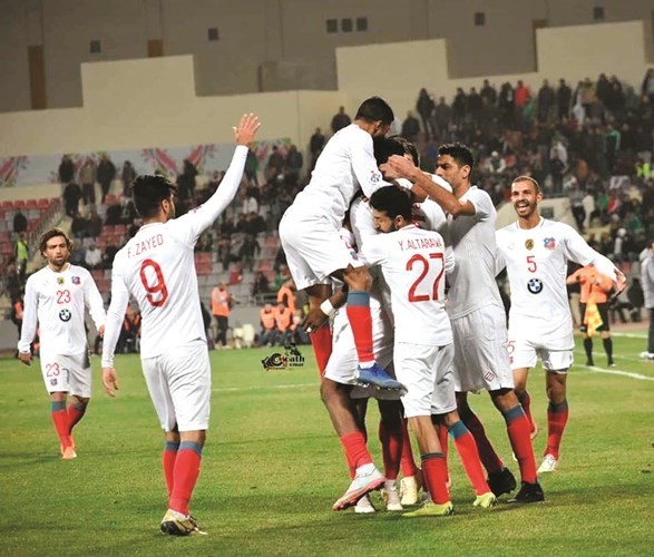 فرحة كويتاوية بتحقيق الفوز على الوحدات وفي الإطار السفير عبدالعزيز الديحاني وخالد الغانم يتوسطان وفد الكويت﻿