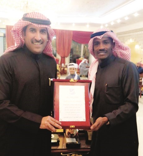 العربيد يتسلم درعا تذكارية من محمد إبراهيم﻿