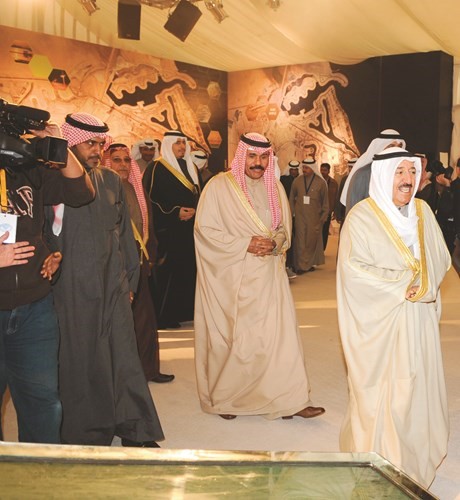 صاحب السمو الأمير الشيخ صباح الأحمد وسمو ولي العهد الشيخ نواف الأحمد خلال افتتاح مشروع مدينة صباح الأحمد البحرية﻿