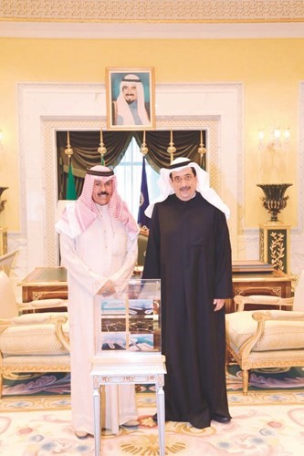 سمو ولي العهد الشيخ نواف الأحمد مستقبلا السيد فواز خالد المرزوق الذي قدم لسموه شرحا حول إنجاز المرحلة الرابعة لمدينة صباح الأحمد البحرية﻿
