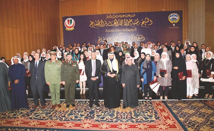 الشيخ د. باسل الصباح ود. مصطفى رضا ود. إبراهيم هادي وعدد من الحضور مع الخريجين	(زين علام)﻿