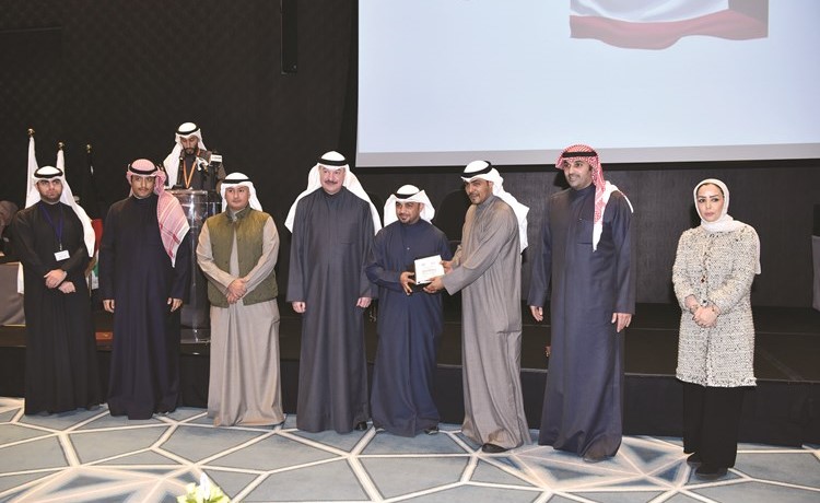 تكريم احد المشاركين ﻿