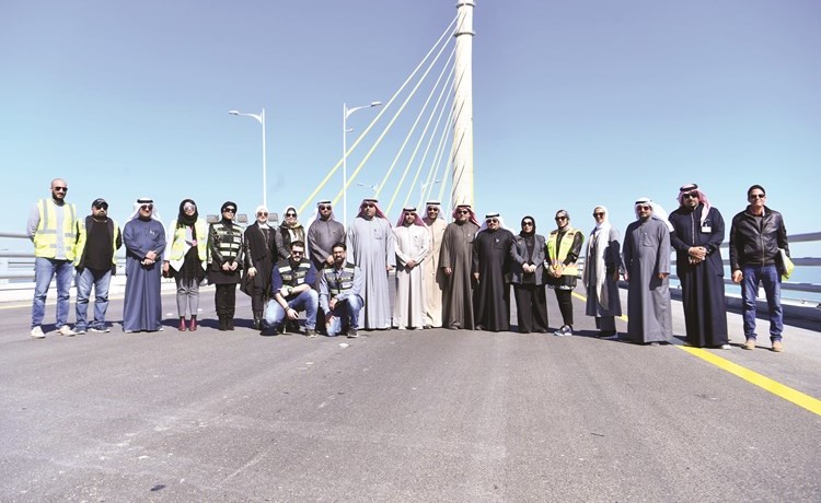 صورة جماعية لرئيس وأعضاء المجلس البلدي خلال الجولة على مشروع جسر جابر	 (قاسم باشا)﻿