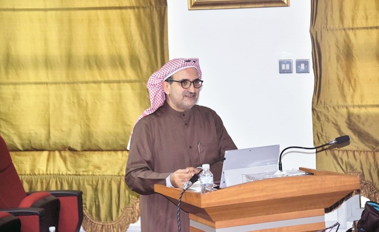 1م.فيصل الجمعة متحدثا خلال الدورة ﻿