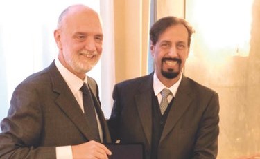  دييغو زرايولي يقدم هدية تذكارية للسفير الشيخ علي الخالد خلال الحفل﻿