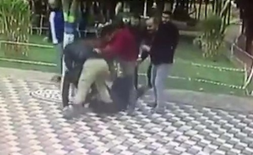 بالفيديو.. رد فعل فتاة لحظة اعتداء 5 بلطجية على صديقها