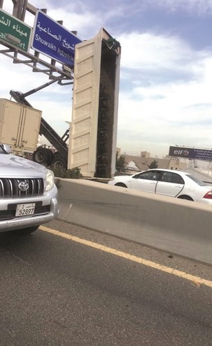 الصندوق الخلفي للشاحنة وقد فتح على طريق الغزالي﻿