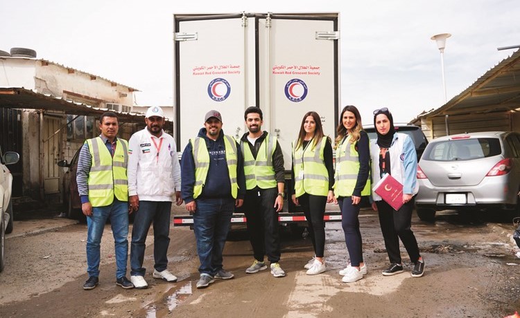بنك الكويت الوطني وجمعية الهلال الأحمر يدعمان الأسر المحتاجة في حملة «كسوة الشتاء»