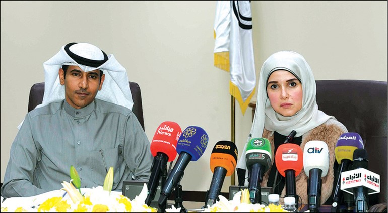 د.جنان بوشهري ود.فهد الركيبي خلال المؤتمر الصحافي لاستعراض نتائج تقرير لجنة تقصي الحقائق                (محمد هاشم)