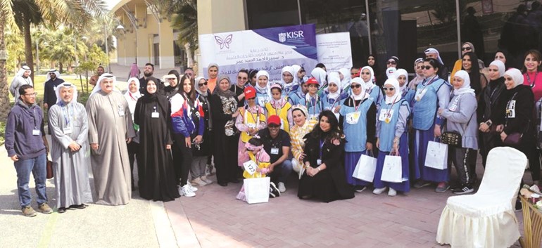 د.مانع السديراوي ود.شمايل السنافي مع الفائزات من فئة الطالبات﻿