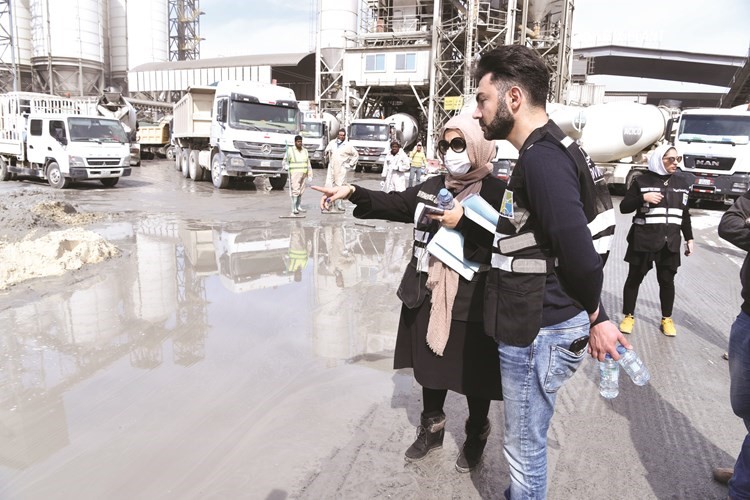 مشاورات بين الضباط القضائيين حول إحدى المخالفات (ريليش كومار)﻿