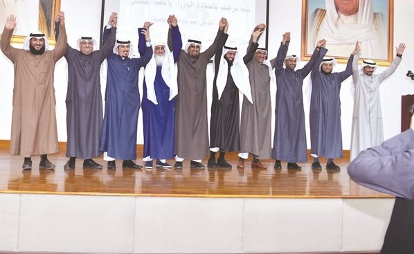 أعضاء نادي الصم السابقون والحاليون في لقطة تعبر عن التكاتف بينهم	(قاسم باشا)﻿