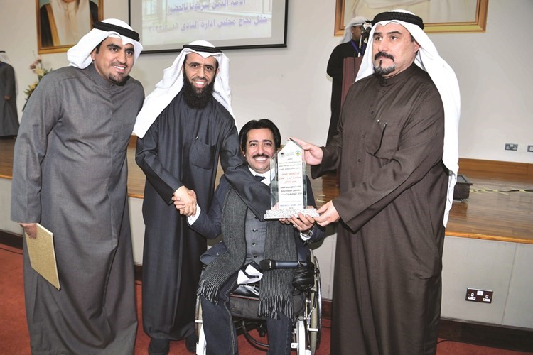 محمود أبل وحمد المري يكرمان عريف الحفل عبدالكريم العنزي﻿
