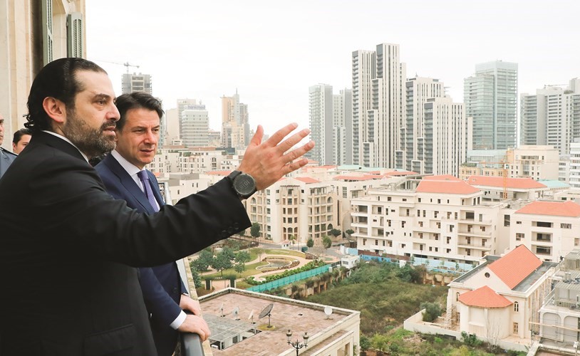 رئيس الحكومة سعد الحريري ونظيره الإيطالي جيوزيبي كونتي خلال جولة في أرجاء السراي ليطلا من شرفتها على معالم وسط بيروت(محمود الطويل)﻿