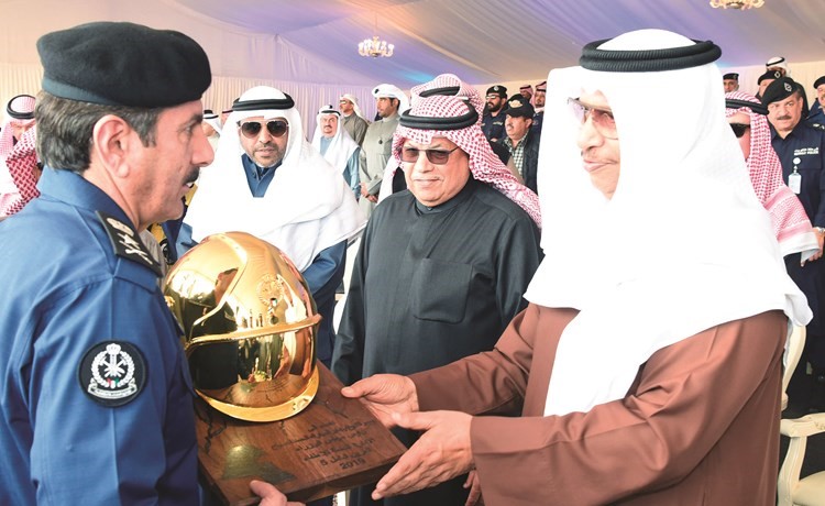 سمو رئيس الوزراء الشيخ جابرالمبارك يتسلم هدية تذكارية من الفريق خالد المكراد﻿