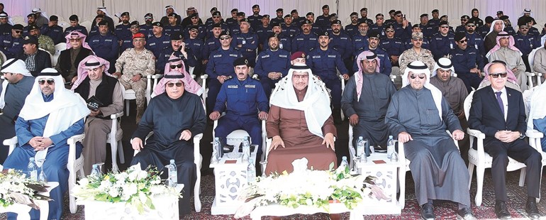 سمو رئيس الوزراء الشيخ جابر المبارك والشيخ خالد الجراح وأنس الصالح ومحمد الجبري والفريق خالد المكراد مع الحضور 			(احمد علي)﻿