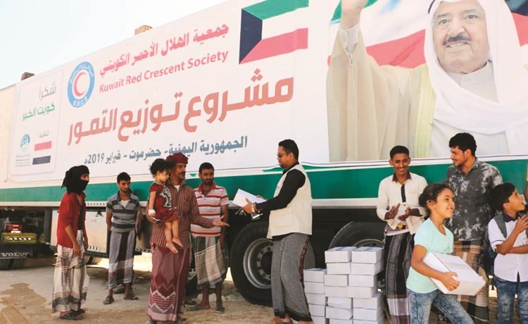 «الهلال الأحمر» توزع 100 طن مساعدات شملت 41 ألف شخص في أنحاء اليمن
