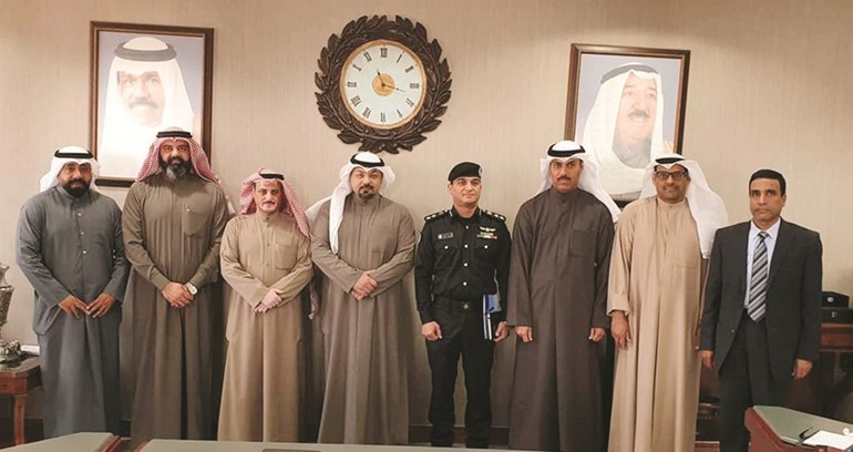 الشيخ يوسف العبدالله متوسطا المشاركين بالاجتماع﻿