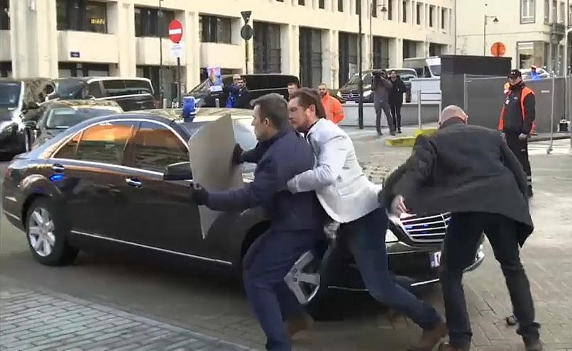 بالفيديو.. متظاهر يحاول اعتراض موكب تيريزا ماي أمام مقر الاتحاد الأوروبي في بروكسل