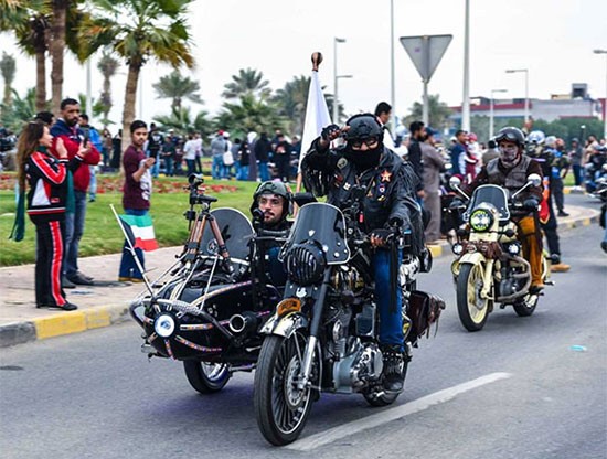 عدد من المشاركين في المسيرة 