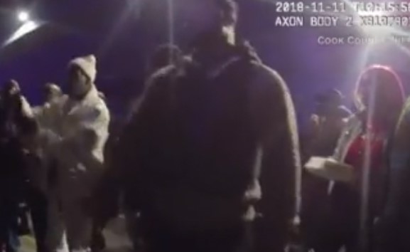 بالفيديو.. لحظة قتل الشرطة الأمريكية حارس أمن أمام حانة