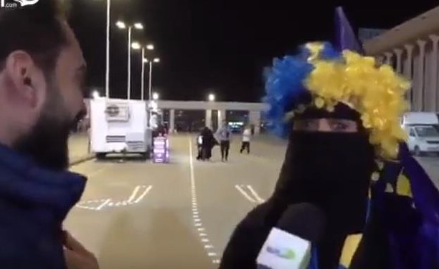بالفيديو.. مشجعة نصراوية سعودية تفاجئ مذيعاً: "لا تقولي يا خالة.. شايفني جاية بعكاز"