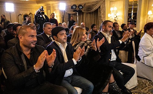 بالفيديو.. إعلامي يستفز عمرو دياب في حضور تركي آل الشيخ