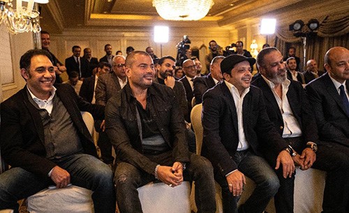 بالفيديو.. إعلامي يستفز عمرو دياب في حضور تركي آل الشيخ