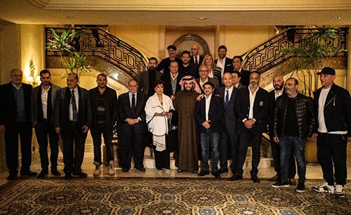 بالفيديو.. إعلامي يستفز عمرو دياب في حضور تركي آل الشيخ