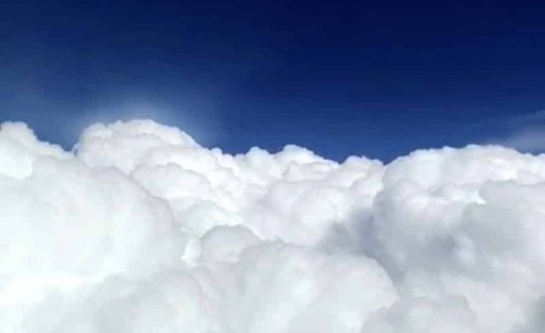بالفيديو.. طيار يوثق مشهد مبهر لسحابة ركامية عند مغادرته مطار أبها