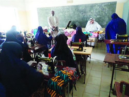 لدى زيارته مشروعا للحياكة