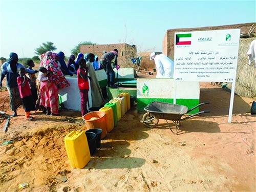 المطوع متفقداً أحد الآ بار