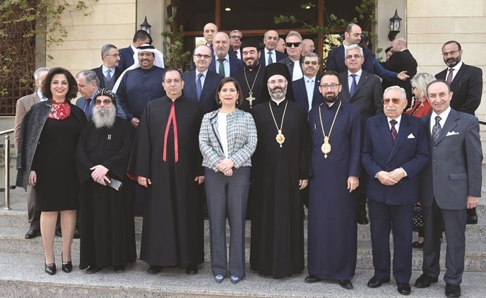 المطران جوزف نفاع والقائم بالأعمال بالسفارة اللبنانية نسرين بوكرم وعدد من حضور الاحتفال في لقطة جماعية 	(متين غوزال)﻿