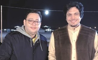 الراشد مع الفنان أحمد رزق في موقع التصوير في أحد المخيمات﻿