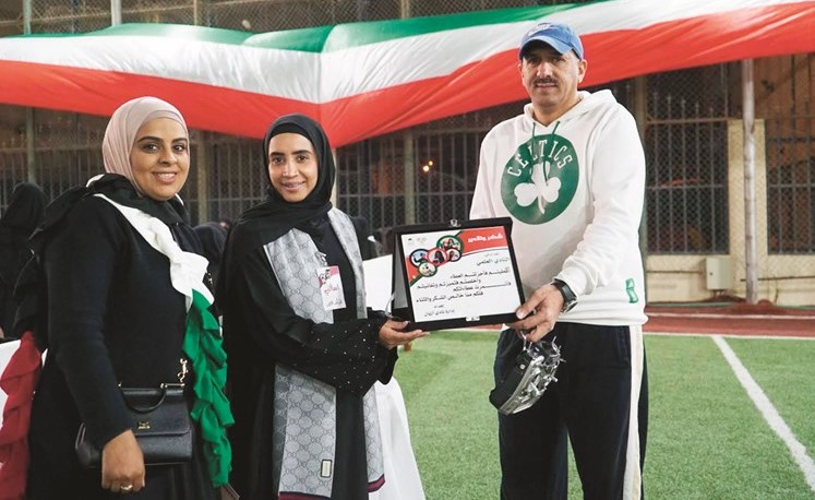 م.شريفة البناي وغدير الناشي تكرمان الكابتن أحمد عبدالسلام﻿