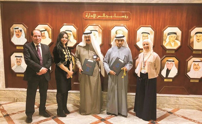 يوسف الجاسم وخليل الشامي وندى بورحمة وهبة الجزار عقب توقيع العقد﻿