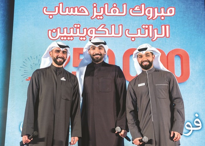فريق العمل المشرف على تقديم الفعالية من بنك الخليج﻿