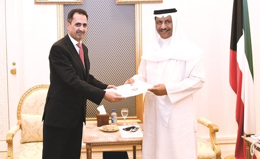 صورة أرشيفية لسمو رئيس الوزراء الشيخ جابر المبارك يتسلم دعوة نظيره الأردني من سفير المملكة لدى الكويت ﻿