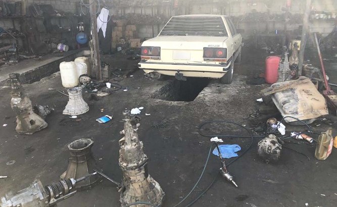 الكراج المخالف يستقبل السيارات المتهالكة﻿