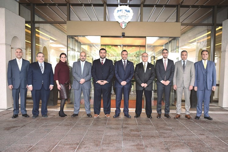 رئيس مجلس الأمة مرزوق الغانم متوسطا اركان المندوبية الكويتية الدائمة لدى الامم المتحدة في جنيف﻿