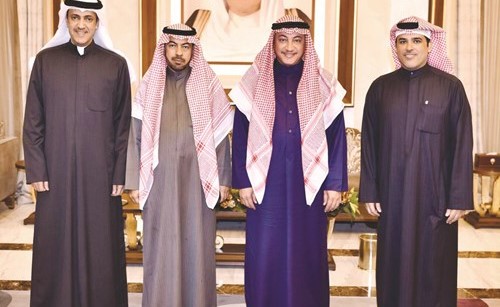 عسكر العنزي وعلي الدقباسي وخالد العتيبي لدى مغادرتهم إلى القاهرة ويبدو مشعل العنزي﻿